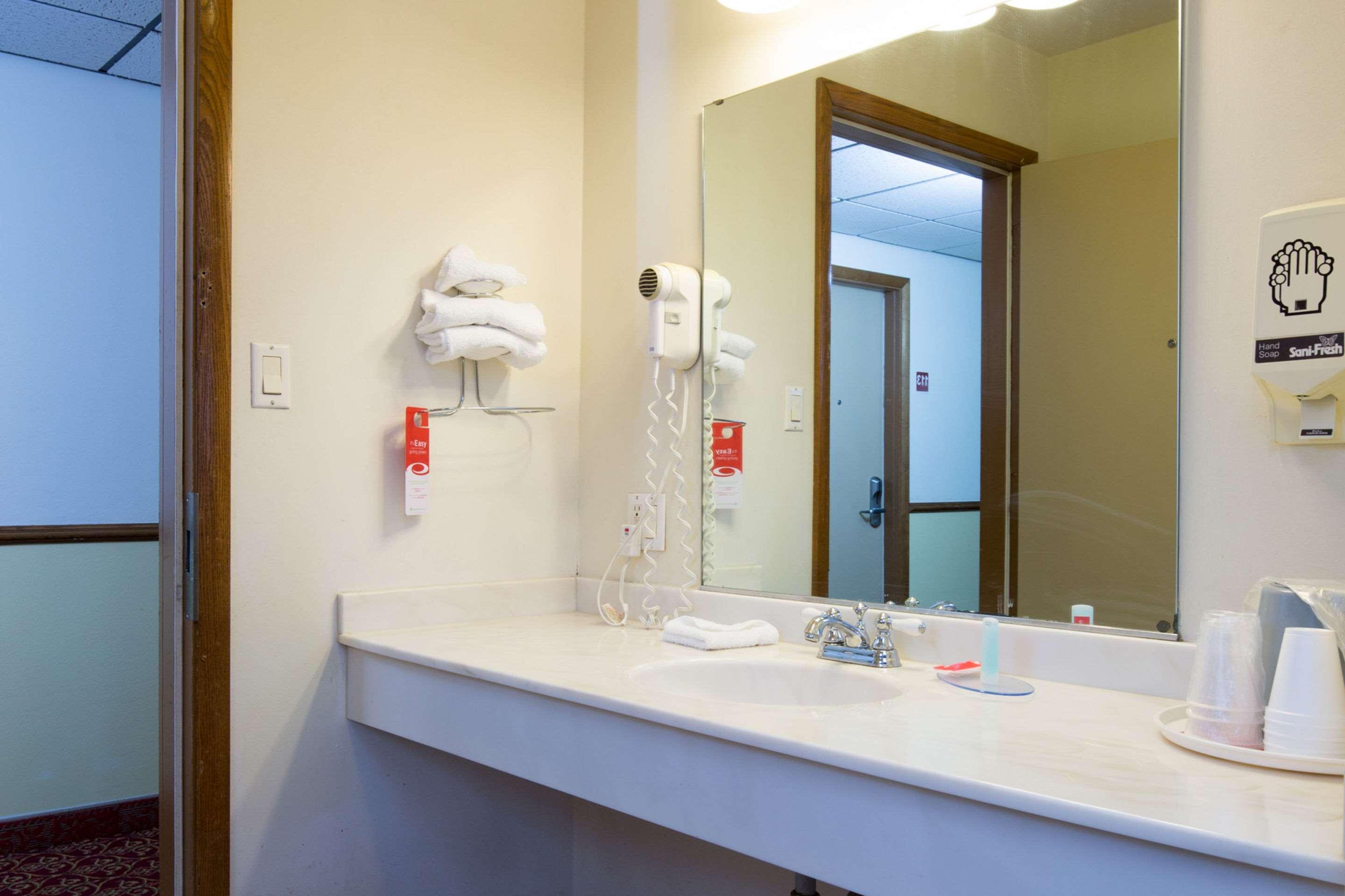 Travelodge By Wyndham Merrill Экстерьер фото