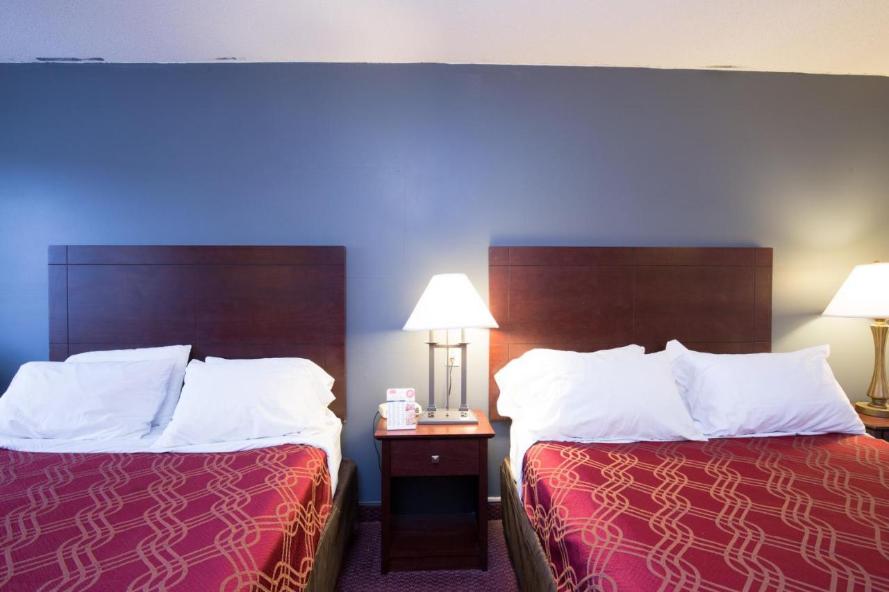 Travelodge By Wyndham Merrill Экстерьер фото