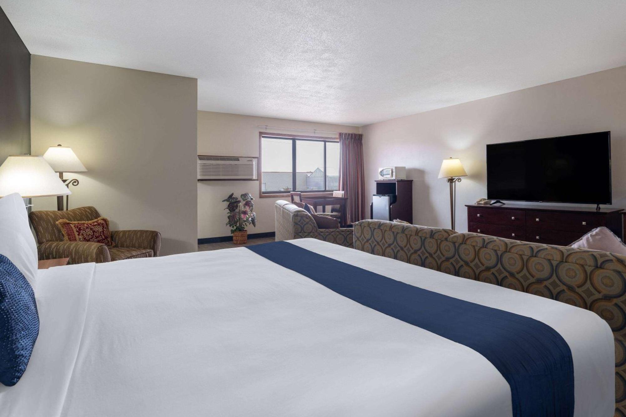 Travelodge By Wyndham Merrill Экстерьер фото