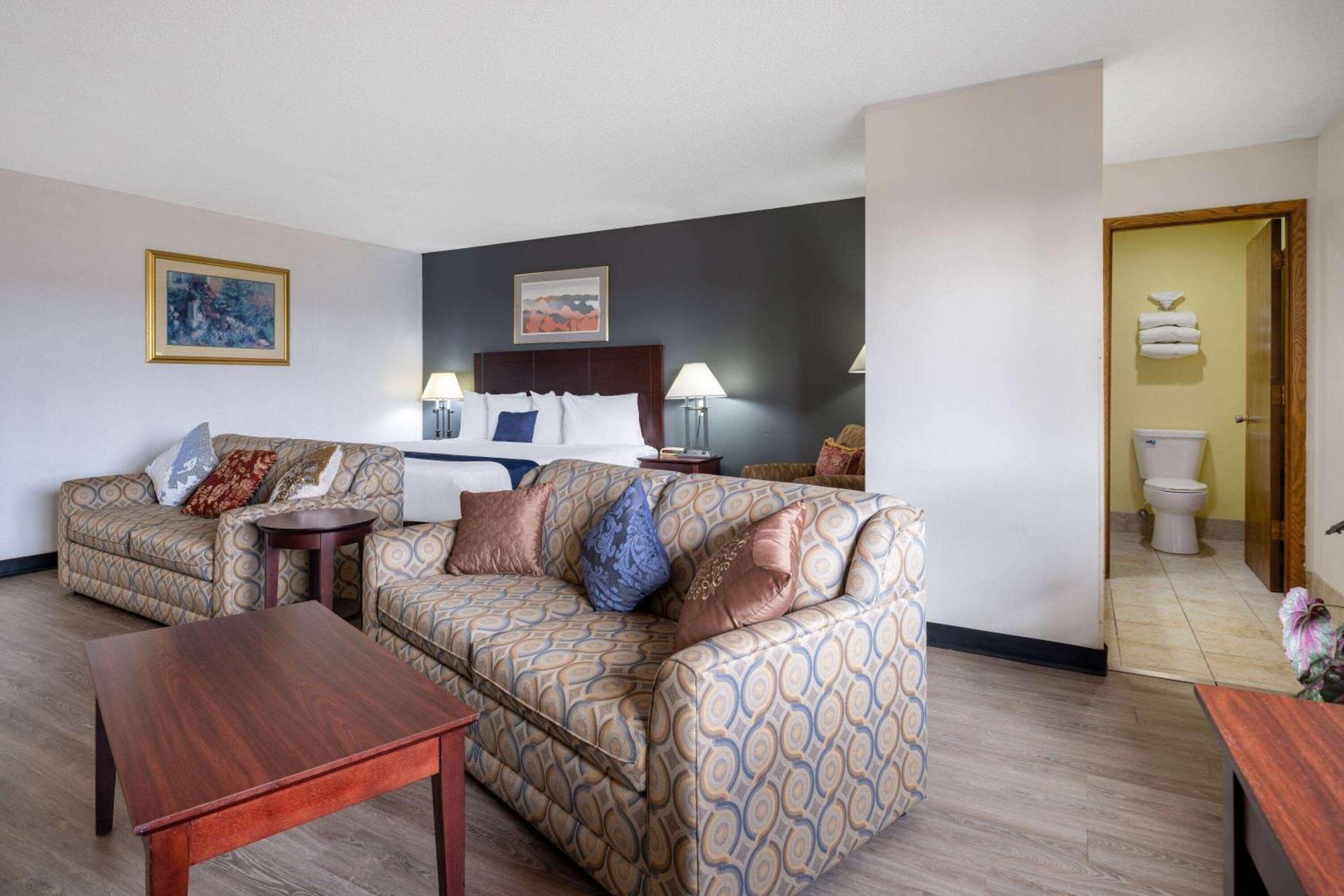 Travelodge By Wyndham Merrill Экстерьер фото