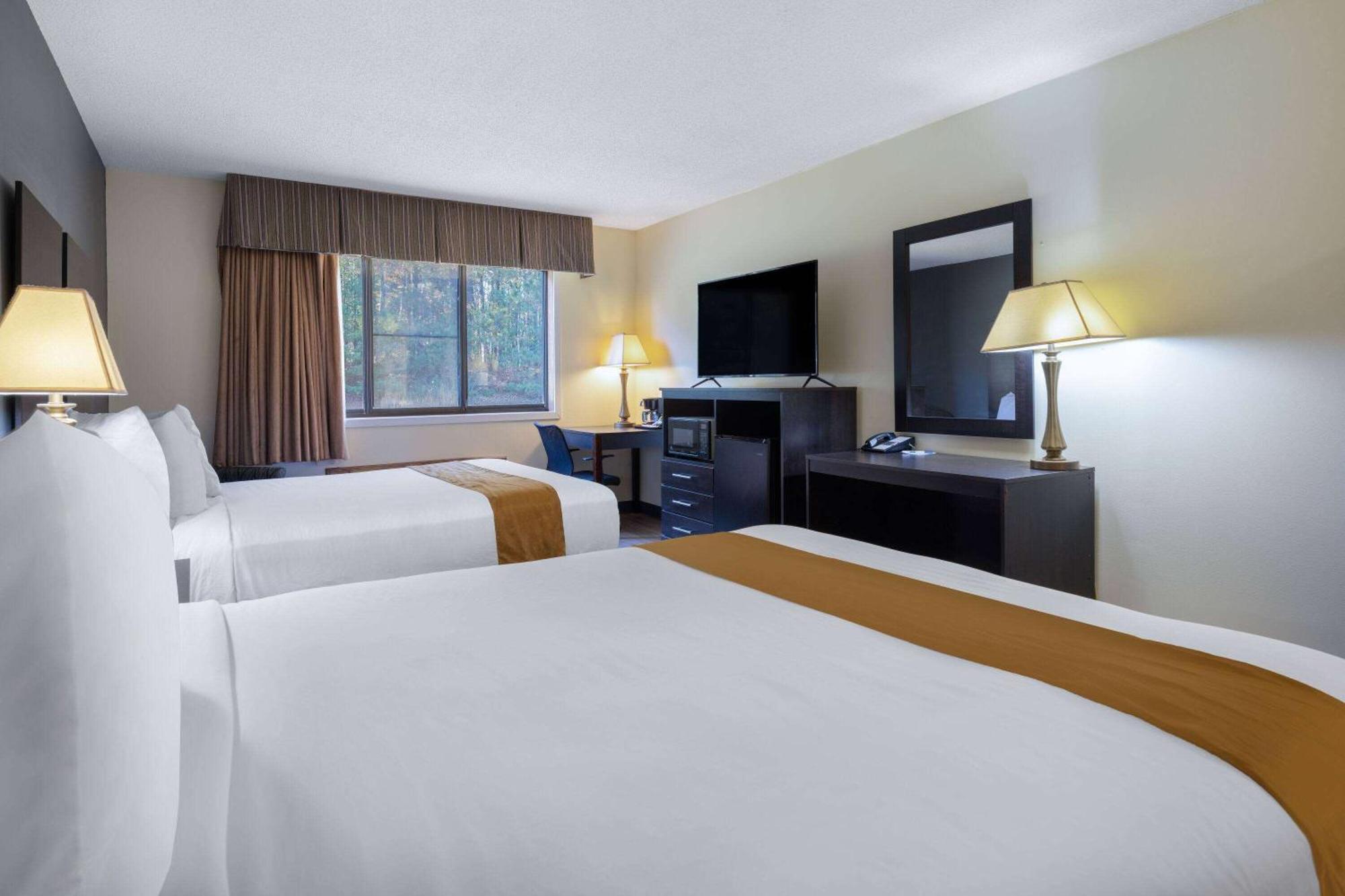 Travelodge By Wyndham Merrill Экстерьер фото