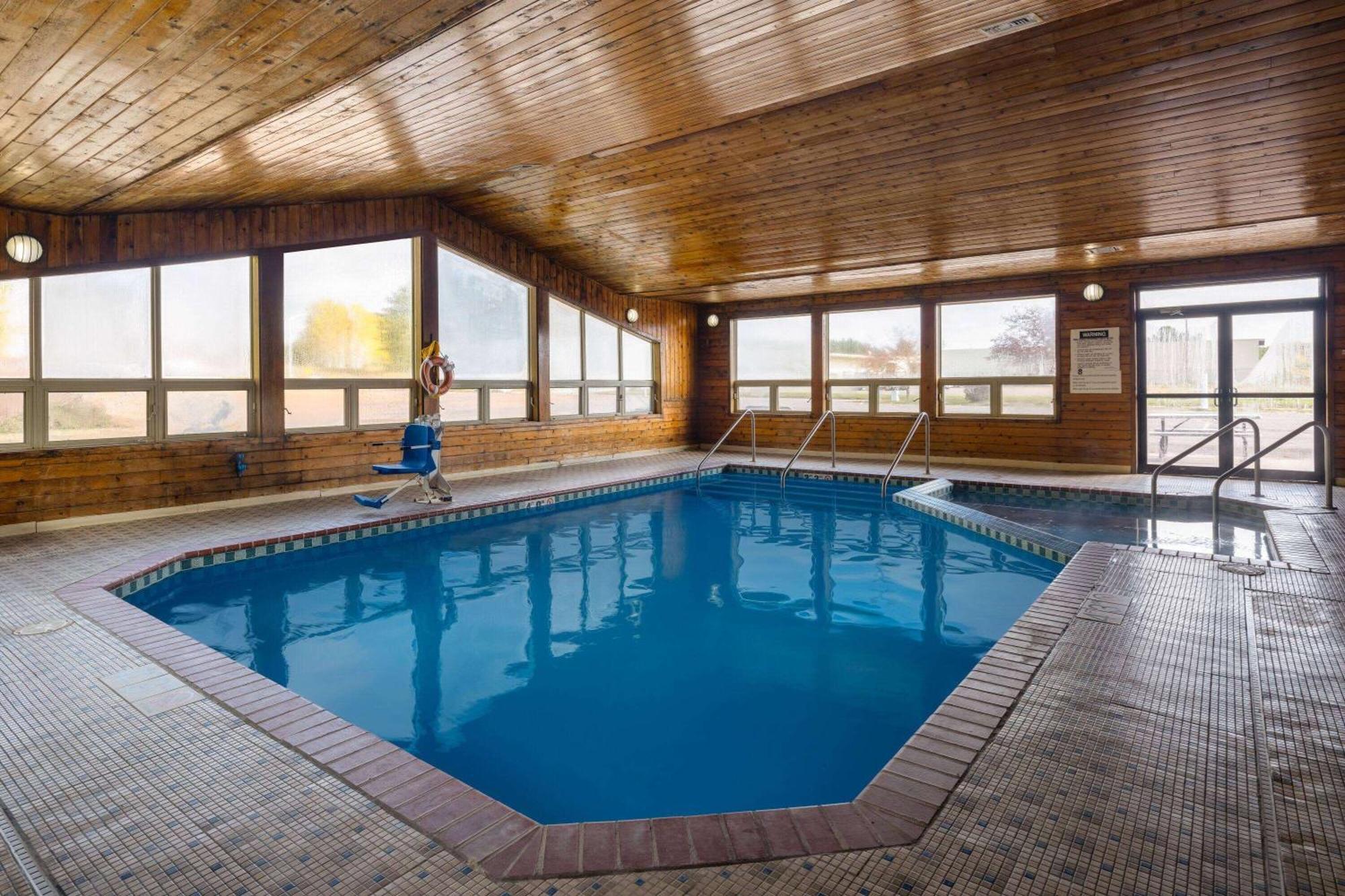 Travelodge By Wyndham Merrill Экстерьер фото