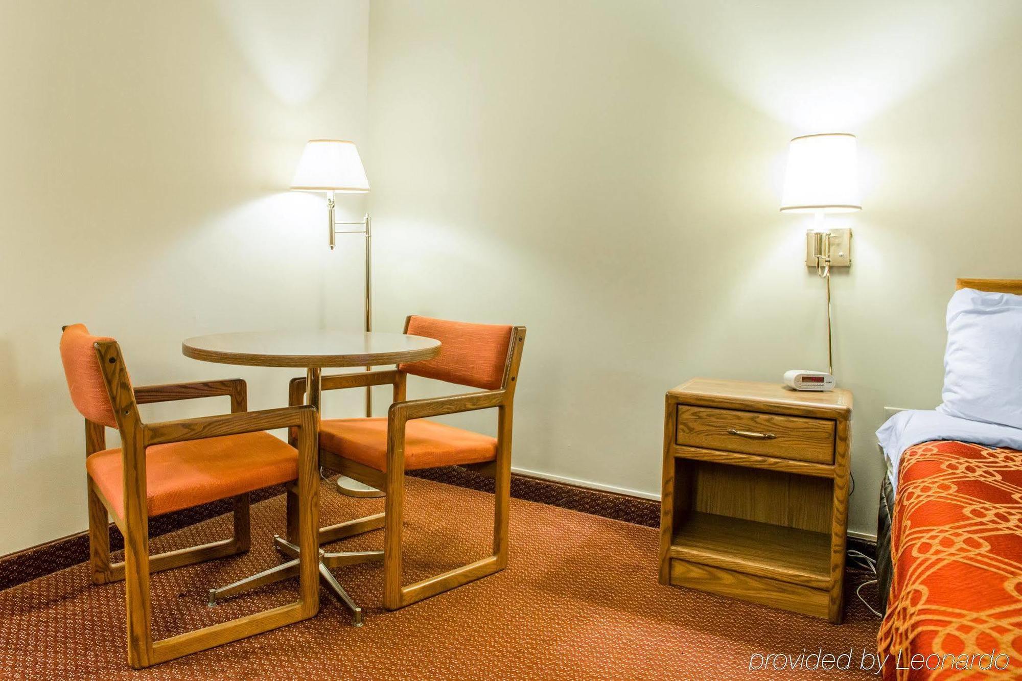 Travelodge By Wyndham Merrill Экстерьер фото