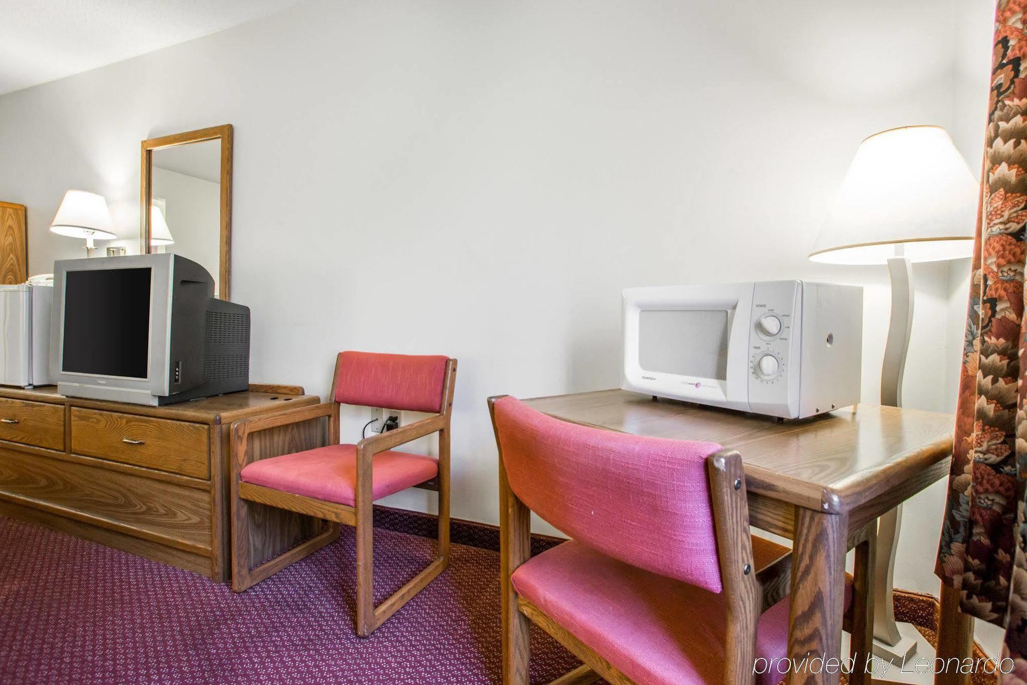 Travelodge By Wyndham Merrill Экстерьер фото