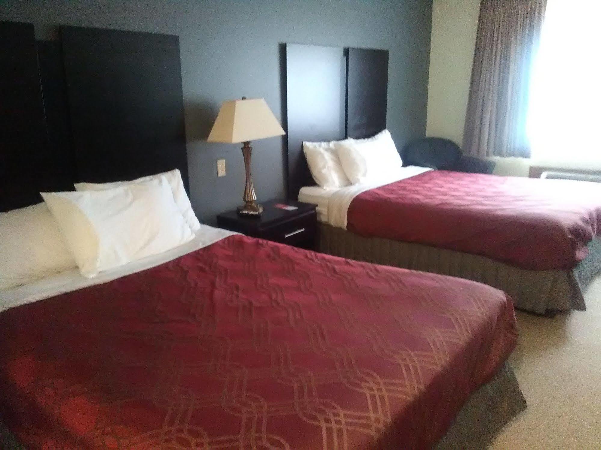 Travelodge By Wyndham Merrill Экстерьер фото